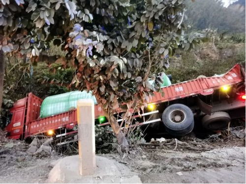 凌晨 賓陽二級路五車連撞 消防用破拆器材展開救援