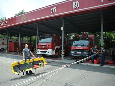 懸崖上的“舞蹈”丨德陽(yáng)消防開展高角度山岳救援技術(shù)培訓(xùn)