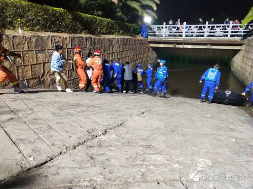 轎車滑入龍川江,藍天救援與消防救援密切協作,成功將轎車打撈上岸